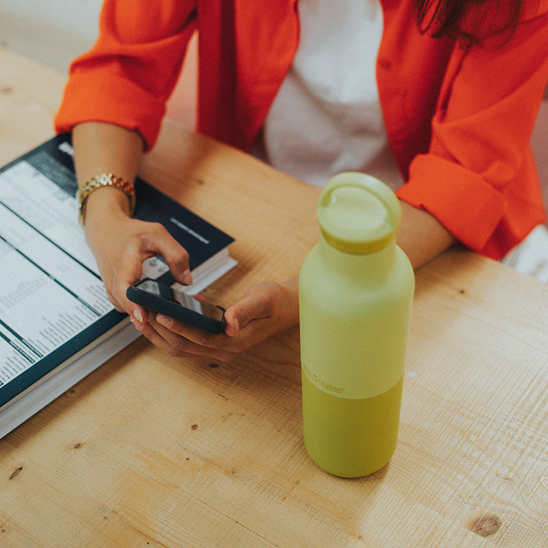 daily-on-the-go-set-y3 20oz_rise_classic_insulated_bottle_acacia_worker_phone_square.jpg