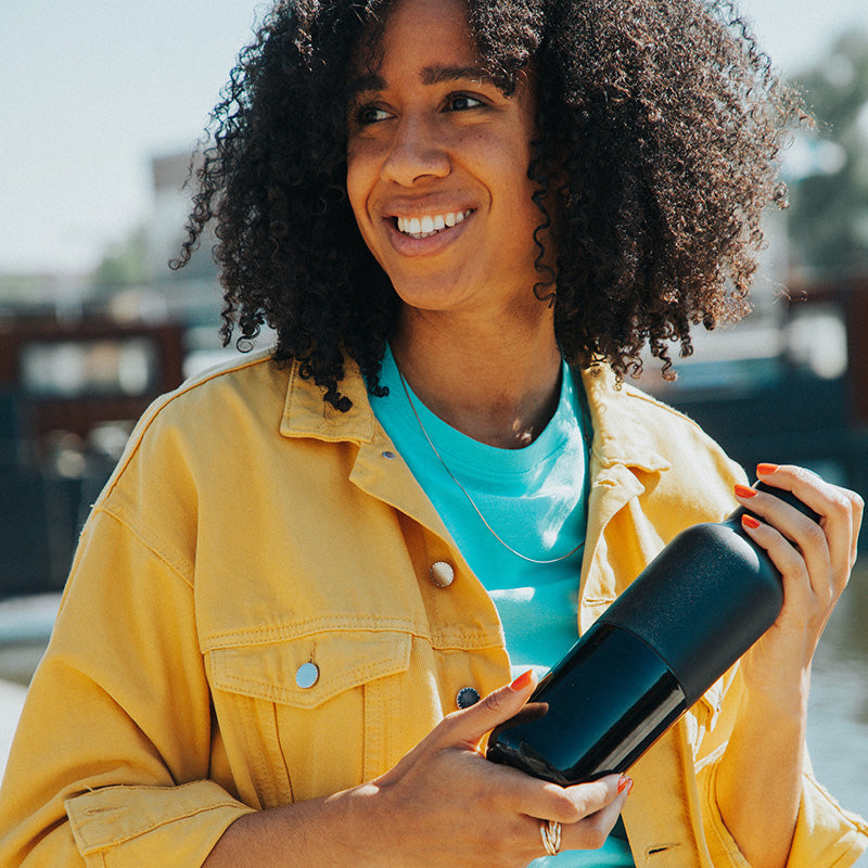daily-on-the-go-set-y3 20oz_rise_classic_insulated_bottle_black_woman_smile_square.jpg