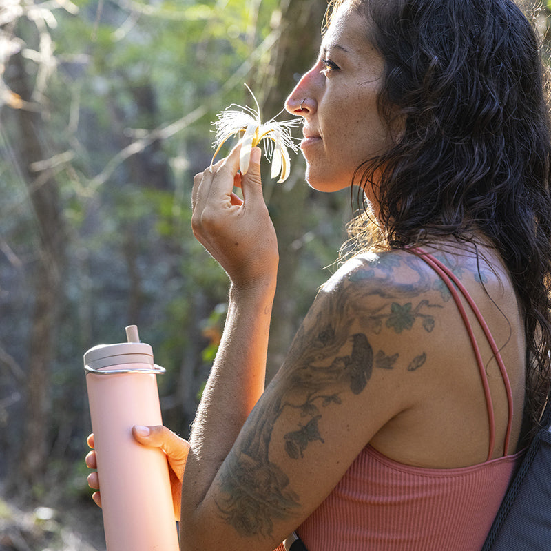 20oz-tkwide-with-twist-cap-z3 tkwide_20oz_insulated_bottle_twist_woman_flower_costarica_square.jpg